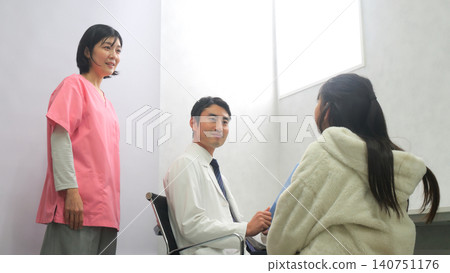 Hospital, doctor, elementary school student image Hospital, doctor, elementary school student image 140751176