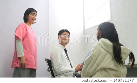 Hospital, doctor, elementary school student image 140751177