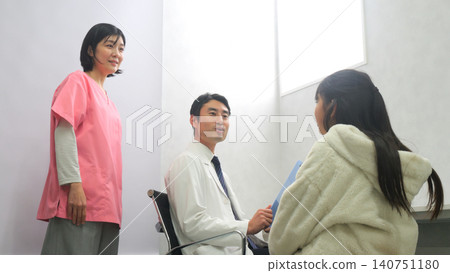 Hospital, doctor, elementary school student image Hospital, doctor, elementary school student image 140751180