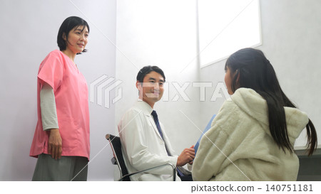 Hospital, doctor, elementary school student image 140751181