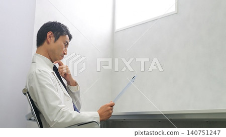 Hospital doctor image 140751247