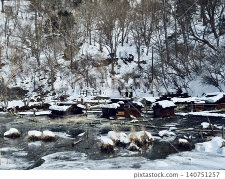 Snow falling at Oku-Nikko Yumoto Onsen 140751257