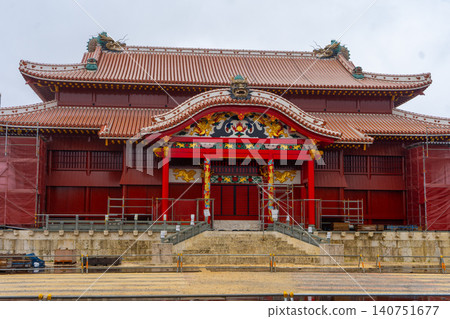 沖繩的象徵－首里城，其充滿活力的建築目前正在進行修復工作。 140751677