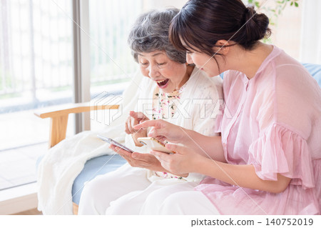 孫子教奶奶如何使用智慧型手機 140752019