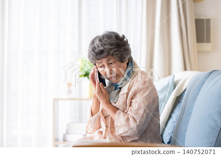 接聽可疑電話的女高管 140752071