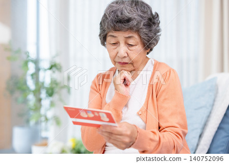 老婦人擔心她的銀行存摺 140752096