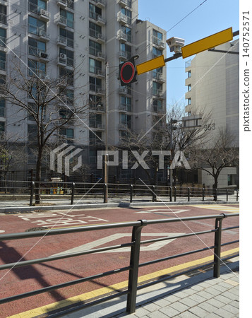 It is a road in downtown Seoul. It is a road in downtown Seoul. 140752571