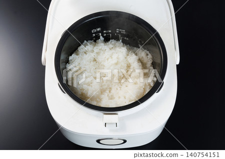 新鮮煮熟的米飯 新鮮煮熟的米飯 140754151