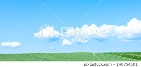 北海道美瑛的夏日景色,藍天白雲,微風拂過麥田。 北海道美瑛的夏日景色,藍天白雲,微風拂過麥田。 140754501