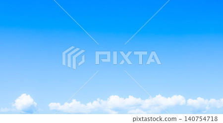 一片簡單的風景,湛藍的天空,潔白的雲。 一片簡單的風景,湛藍的天空,潔白的雲。 140754718