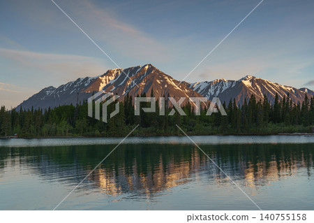 加拿大育空地區克盧恩國家公園:清晨,山脈倒映在凱瑟琳湖中,景色令人嘆為觀止。 (旅遊景點) 加拿大育空地區克盧恩國家公園:清晨,山脈倒映在凱瑟琳湖中,景色令人嘆為觀止。 (旅遊景點) 140755158