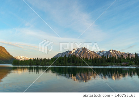 加拿大育空地區克盧恩國家公園:清晨,山脈倒映在凱瑟琳湖中,景色令人嘆為觀止。 (旅遊景點) 加拿大育空地區克盧恩國家公園:清晨,山脈倒映在凱瑟琳湖中,景色令人嘆為觀止。 (旅遊景點) 140755165