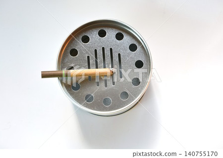 白色背景上的金屬煙灰缸和香煙 白色背景上的金屬煙灰缸和香煙 140755170