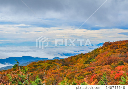 在陰沉的秋日天空下,從登山道上可以看到栗駒山頂美麗的秋葉,以及下方綿延的雲海。 在陰沉的秋日天空下,從登山道上可以看到栗駒山頂美麗的秋葉,以及下方綿延的雲海。 140755648