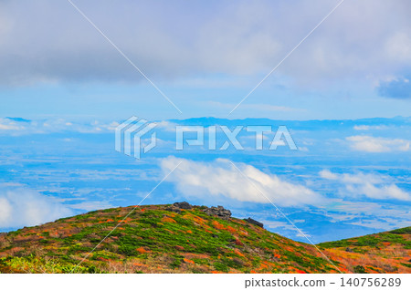 在一個陰沉的秋日,從栗駒山的登山道上回望,可以看到秋葉正值盛放的美景,以及下方浩瀚的雲海。 在一個陰沉的秋日,從栗駒山的登山道上回望,可以看到秋葉正值盛放的美景,以及下方浩瀚的雲海。 140756289