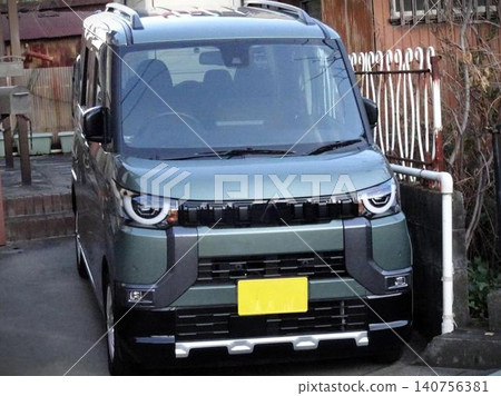 一輛輕型車輛停在停車場 一輛輕型車輛停在停車場 140756381