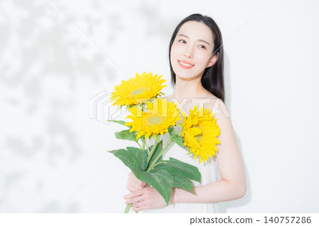 拿著一束向日葵的女人 拿著一束向日葵的女人 140757286