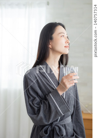 在窗台的少婦飲用水 在窗台的少婦飲用水 140757314