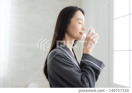 在窗台的少婦飲用水 在窗台的少婦飲用水 140757320