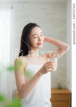 在窗台的少婦飲用水 在窗台的少婦飲用水 140757343