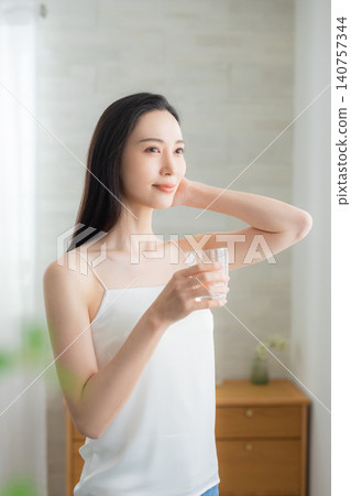 在窗台的少婦飲用水 在窗台的少婦飲用水 140757344
