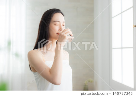 在窗台的少婦飲用水 在窗台的少婦飲用水 140757345