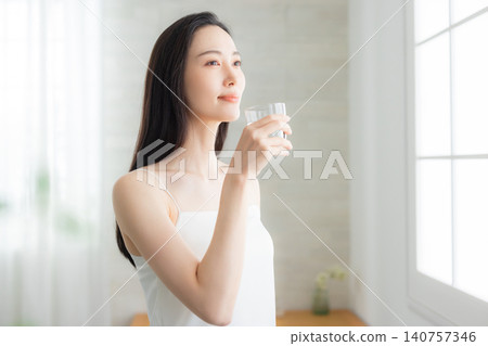 在窗台的少婦飲用水 在窗台的少婦飲用水 140757346