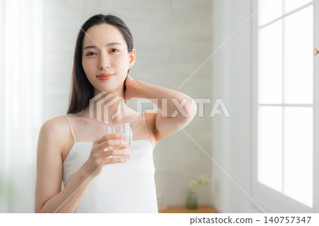 在窗台的少婦飲用水 在窗台的少婦飲用水 140757347