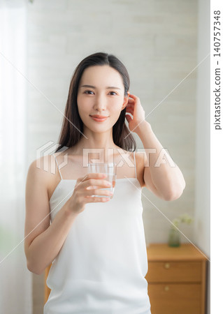 在窗台的少婦飲用水 在窗台的少婦飲用水 140757348