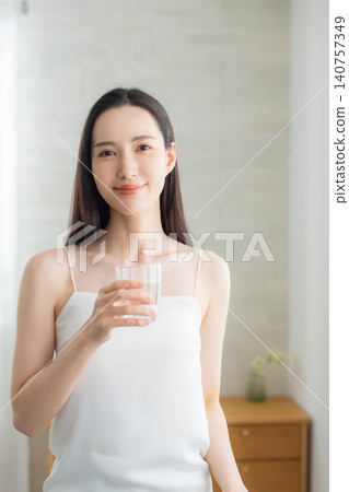 在窗台的少婦飲用水 在窗台的少婦飲用水 140757349