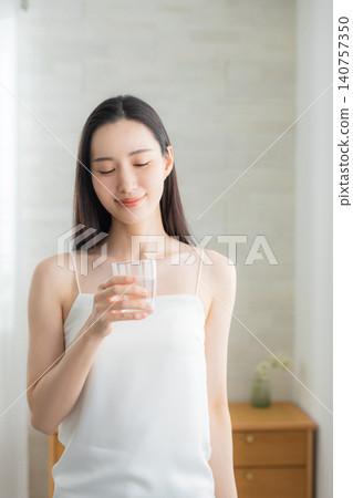 在窗台的少婦飲用水 在窗台的少婦飲用水 140757350