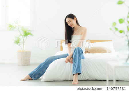 放鬆在臥室的婦女 放鬆在臥室的婦女 140757381