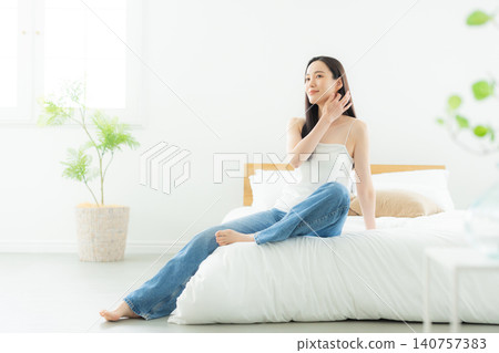 放鬆在臥室的婦女 140757383