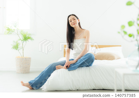 放鬆在臥室的婦女 140757385
