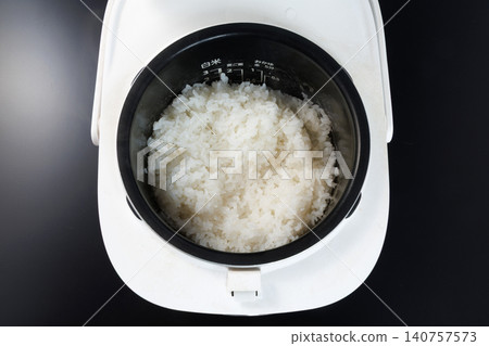 新鮮煮熟的米飯 新鮮煮熟的米飯 140757573