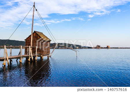 清晨,多哥湖的寧靜景色 清晨,多哥湖的寧靜景色 140757616