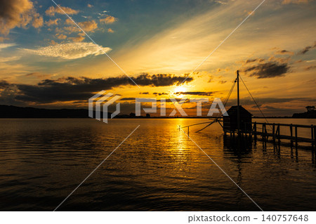 夕陽西下,多哥湖籠罩在一片絢麗的色彩中,呈現出寧靜的傍晚景色。 夕陽西下,多哥湖籠罩在一片絢麗的色彩中,呈現出寧靜的傍晚景色。 140757648
