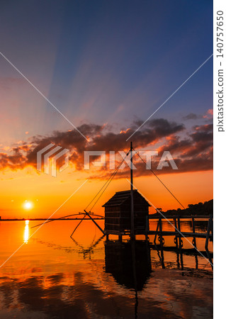 夕陽西下,多哥湖籠罩在一片絢麗的色彩中,呈現出寧靜的傍晚景色。 夕陽西下,多哥湖籠罩在一片絢麗的色彩中,呈現出寧靜的傍晚景色。 140757650