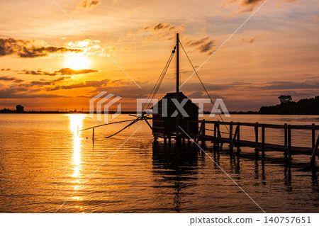 夕陽西下,多哥湖籠罩在一片絢麗的色彩中,呈現出寧靜的傍晚景色。 夕陽西下,多哥湖籠罩在一片絢麗的色彩中,呈現出寧靜的傍晚景色。 140757651