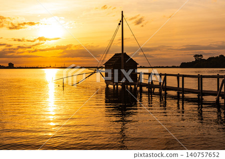夕陽西下,多哥湖籠罩在一片絢麗的色彩中,呈現出寧靜的傍晚景色。 夕陽西下,多哥湖籠罩在一片絢麗的色彩中,呈現出寧靜的傍晚景色。 140757652