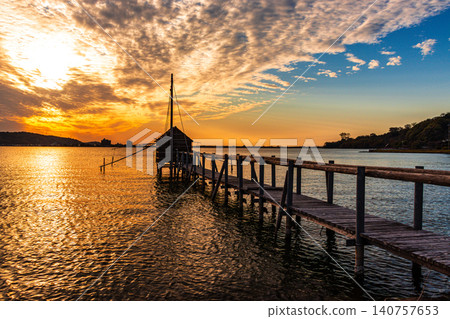 夕陽西下,多哥湖籠罩在一片絢麗的色彩中,呈現出寧靜的傍晚景色。 夕陽西下,多哥湖籠罩在一片絢麗的色彩中,呈現出寧靜的傍晚景色。 140757653