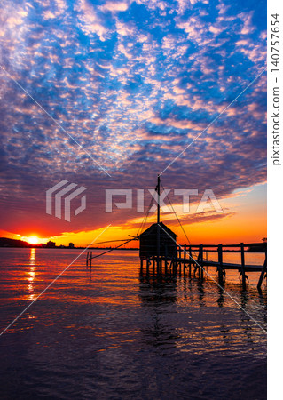 夕陽西下,多哥湖籠罩在一片絢麗的色彩中,呈現出寧靜的傍晚景色。 夕陽西下,多哥湖籠罩在一片絢麗的色彩中,呈現出寧靜的傍晚景色。 140757654