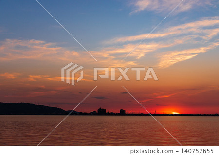 夕陽西下,多哥湖籠罩在一片絢麗的色彩中,呈現出寧靜的傍晚景色。 夕陽西下,多哥湖籠罩在一片絢麗的色彩中,呈現出寧靜的傍晚景色。 140757655