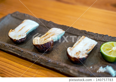 【#Gourmet】Serving of grilled matsutake mushrooms 【#Gourmet】Serving of grilled matsutake mushrooms 140757783