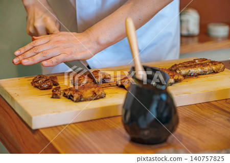 [#Gourmet] The hands of a chef cutting an eel 140757825
