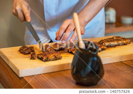 【#美食】廚師切鰻魚的手 【#美食】廚師切鰻魚的手 140757826