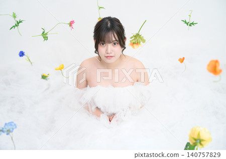一位身穿婚紗的日本女子凝視著遠方。 一位身穿婚紗的日本女子凝視著遠方。 140757829