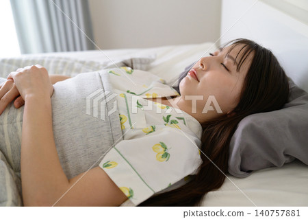 睡覺在床上的日本婦女 睡覺在床上的日本婦女 140757881