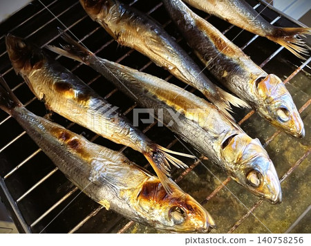 乾沙丁魚（整條乾魚）烤了11天 140758256