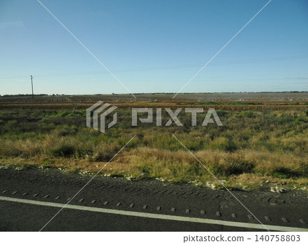 從車窗望出去：道路兩旁是一望無際的乾燥草原——這幅廣闊的景象預示著旅程的開始。 140758803